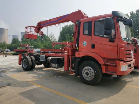點擊查看詳細(xì)信息<br>標(biāo)題：6.3噸大運隨車吊 閱讀次數(shù)：1730